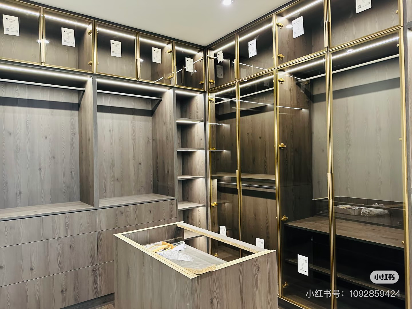豪华定制步入式衣帽间安装——安大略省列治文山 5 Luxury Custom Walk-In Closet Installation — Richmond Hill, Ontario