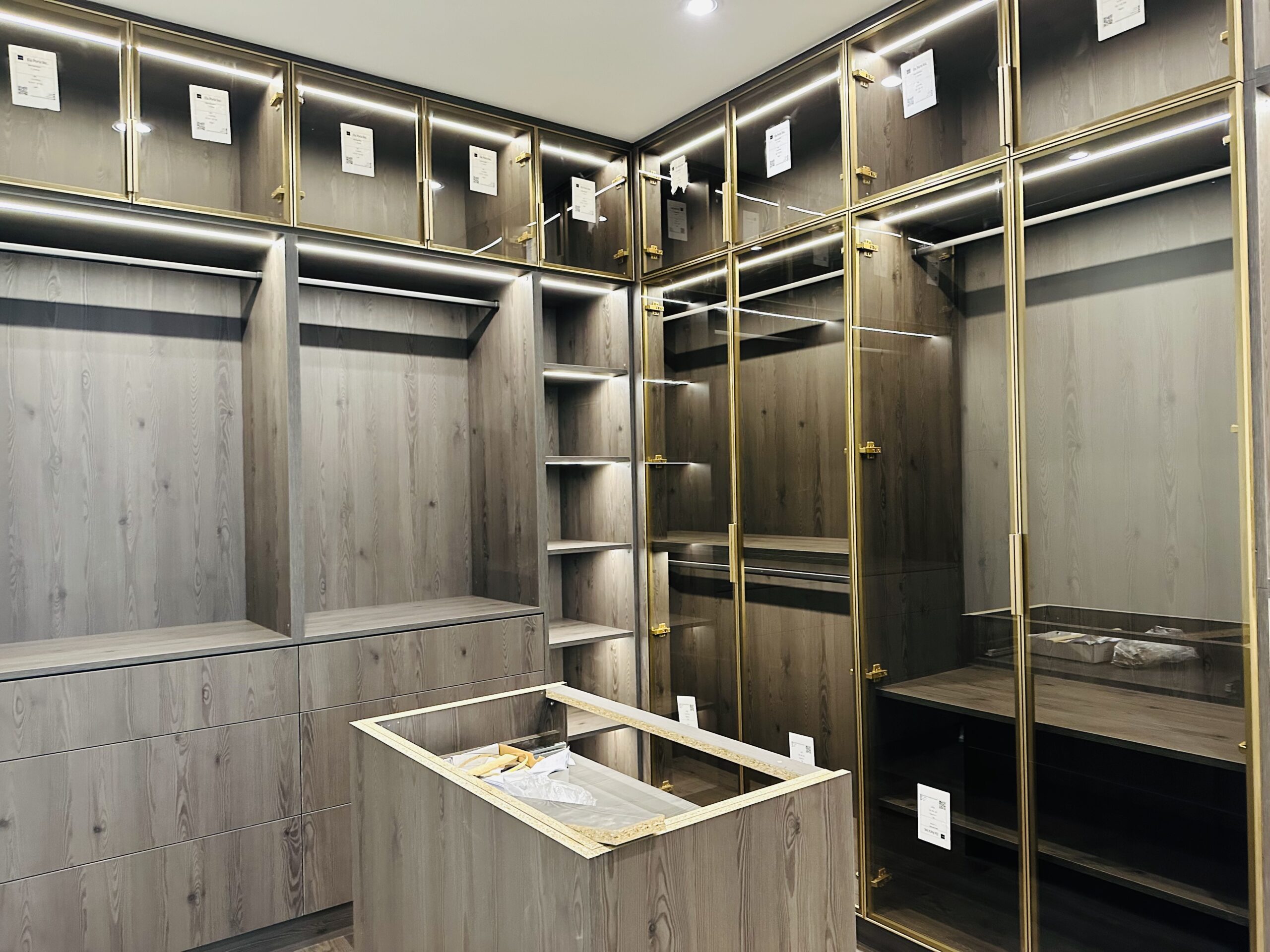 豪华定制步入式衣帽间安装——安大略省列治文山 2 d7794ea04599dd00fba333eb08d6bd1c scaled